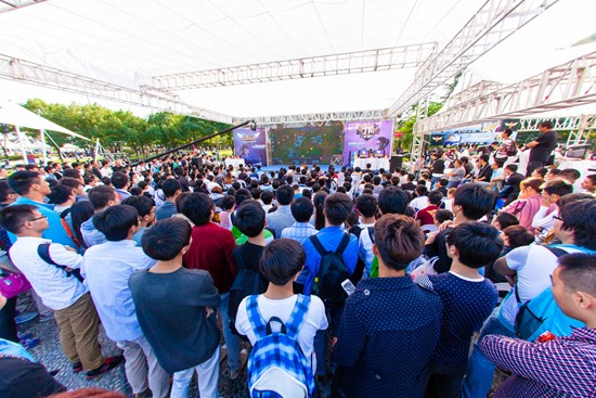 网吧联赛江苏省赛直升机霸气开赛，千人嗨翻苏州乐园